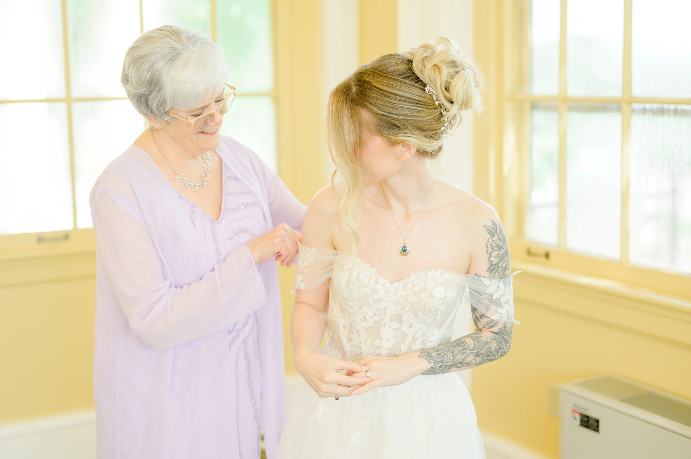 Bride getting ready at Maryland Zoo Wedding in Baltimore, Maryland photographed by Baltimore Wedding Photographer Cait Kramer